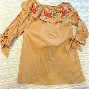 Perfect for cinco de Mayo! Beautiful embroidered top.